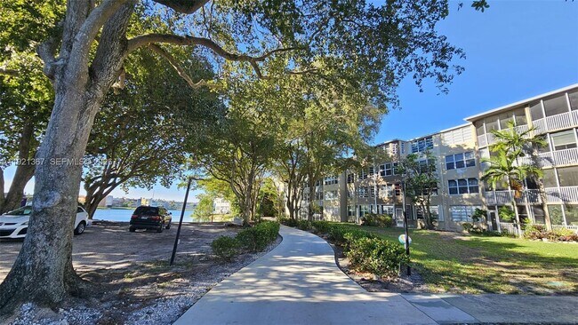 Building Photo - 1670 NE 191st St