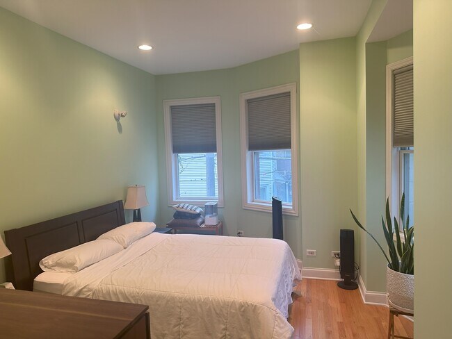 Building Photo - 807 W Buckingham Pl