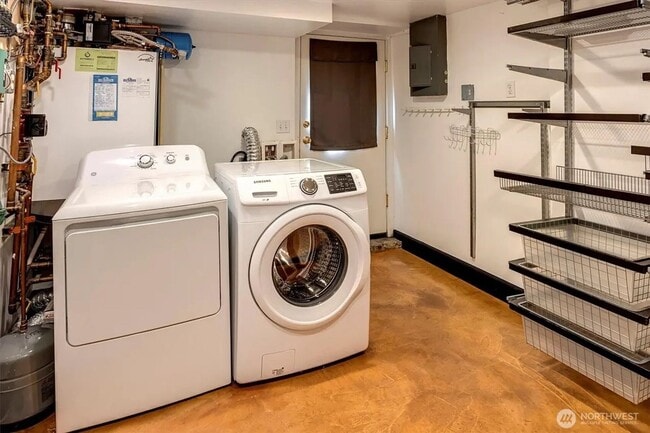 Building Photo - Alaska Junction - 3 bedroom and 2 1/2 bathroom