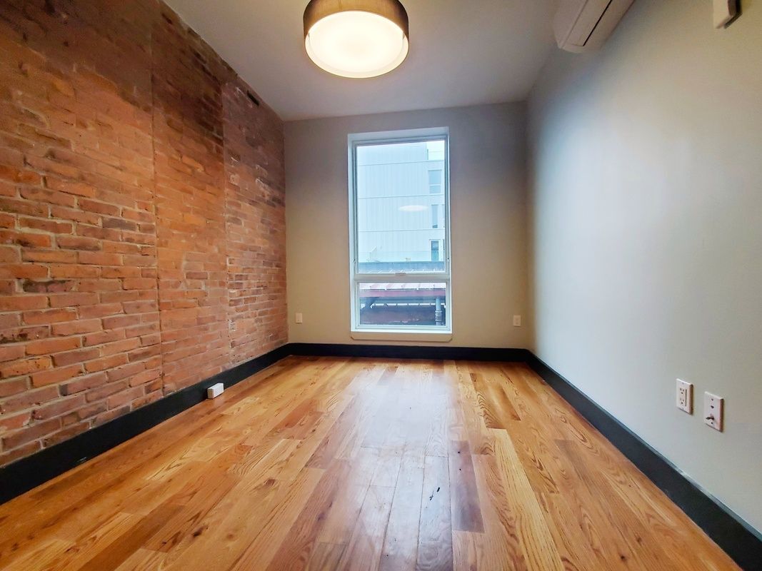 Building Photo - 301 Broadway