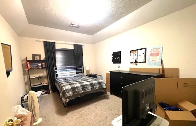 Building Photo - Great Location, wonderful Schools, Large e...