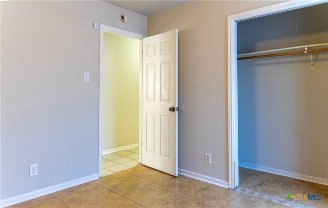 Building Photo - 2402 Lazy Ridge Dr