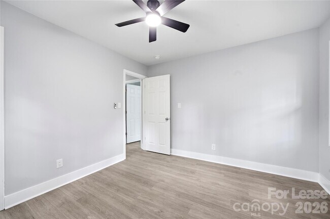Building Photo - 553 Derrydowne Dr