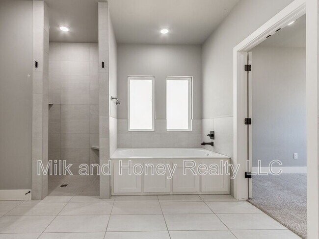 Building Photo - 3212 Hayven Cir
