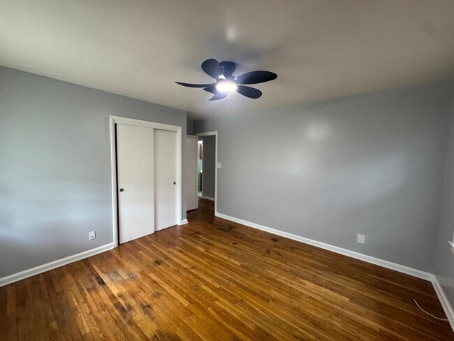 Building Photo - Forest Hills home with park access