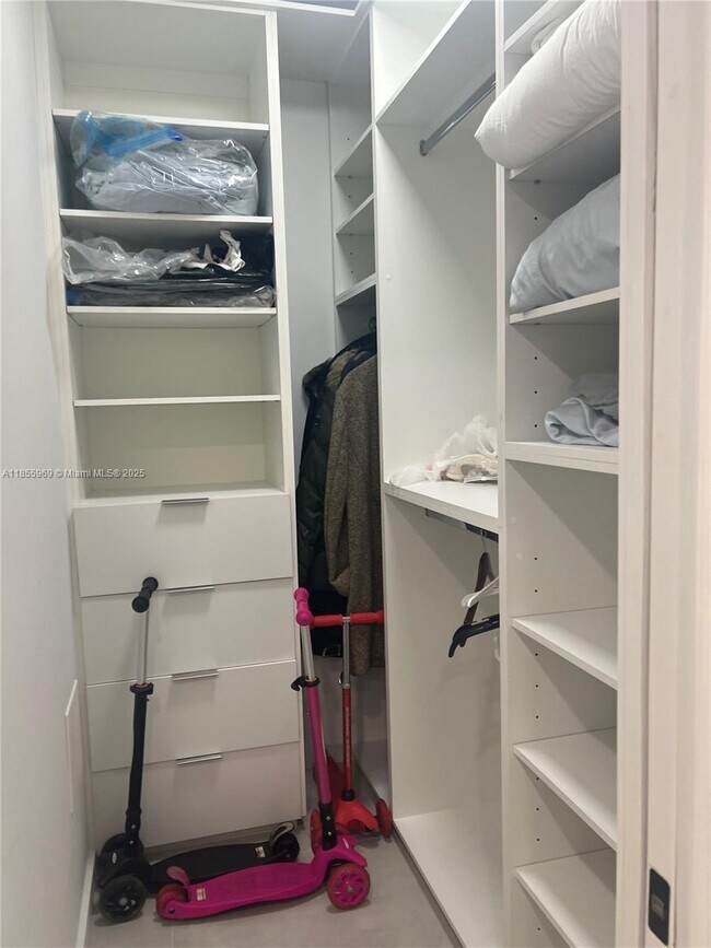 Building Photo - 20191 E Country Club Dr