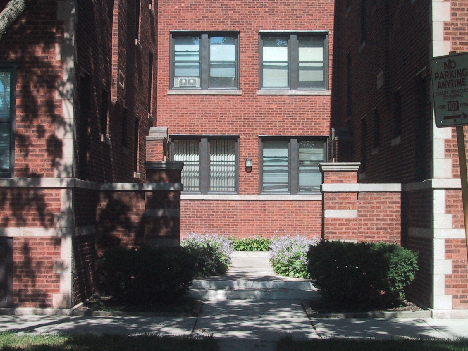 Building Photo - 3600 W Sunnyside Ave