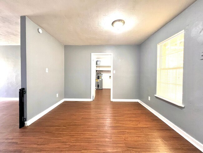 Building Photo - Super house on large private lot