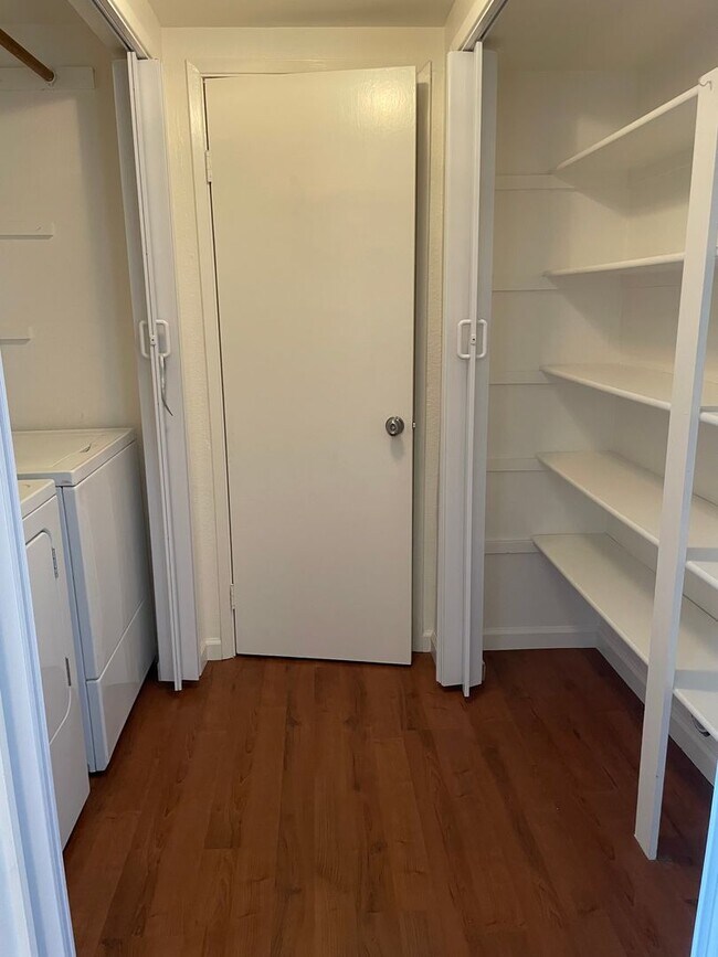 Building Photo - 3 bedroom 2.5 bath townhome Available now!