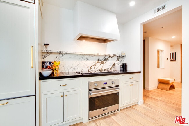 Building Photo - 10520 Wilshire Blvd