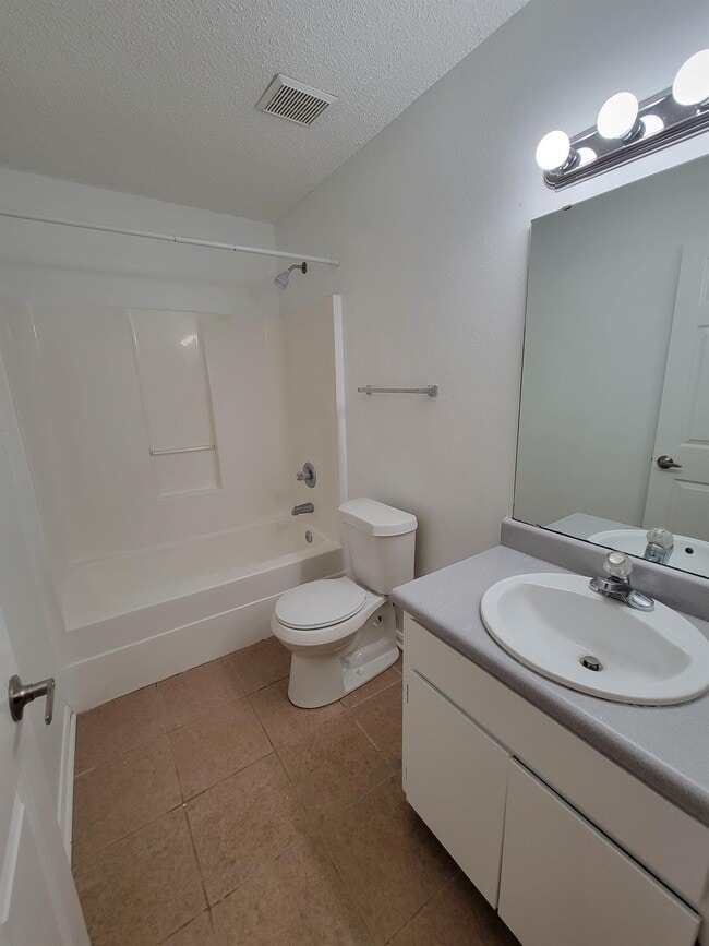 Building Photo - 1100 Greentree Ct