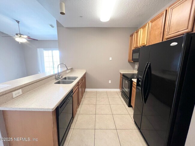 Building Photo - 8210 Green Parrot Rd