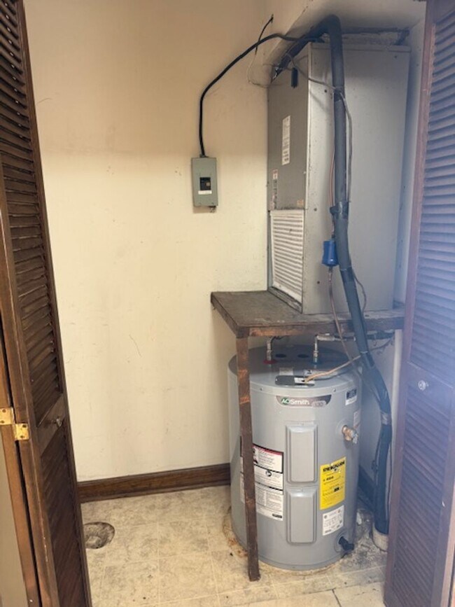 Building Photo - Three Bedroom 1.5 Bath Townhouse in Wester...