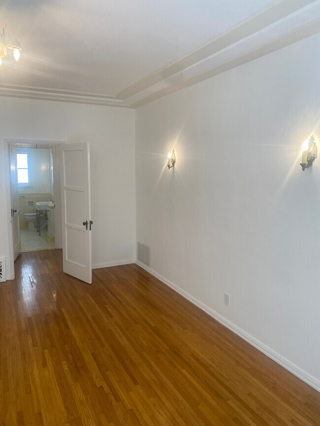 Building Photo - 648 Burnside Ave