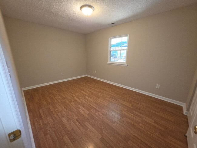Building Photo - 323 Kentucky Dr