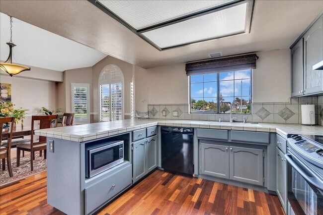 Building Photo - This home is loaded with upgrades and space in North Hanford.  Call today!