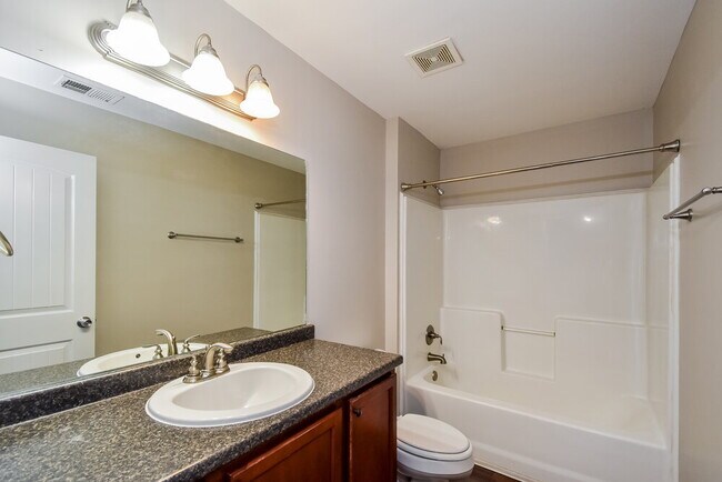 Building Photo - 2952 N Hartland Dr