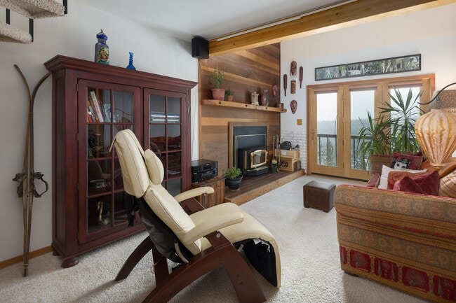 Building Photo - Available now!  Year lease!   Three Bedroo...