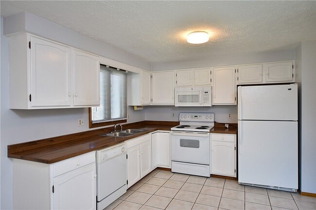 Building Photo - 106 Castle Grove Dr