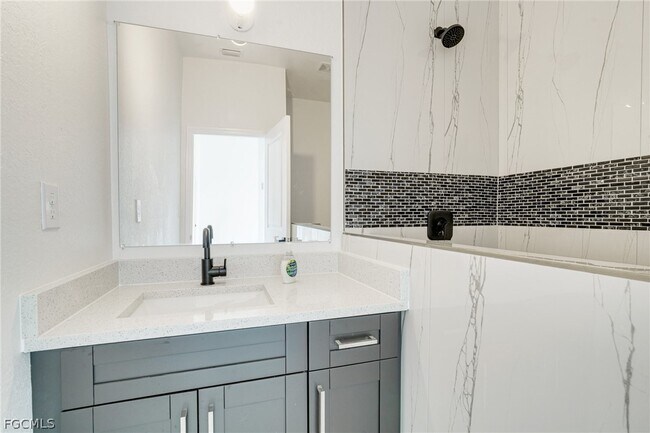 Building Photo - 4725-4727-4727 27th St SW