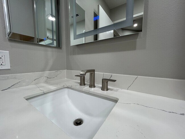 Building Photo - Sophisticated 2BR Walnut Creek Residence –...