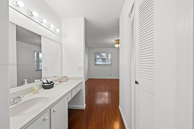 Building Photo - 650 SW 124th Terrace