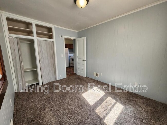 Building Photo - 350 S 38th St