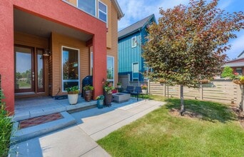 Building Photo - Discover this 3-bedroom, 2.5-bath townhome in Louisville!
