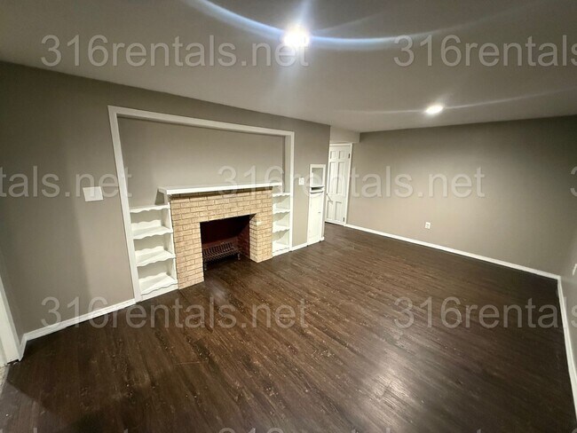 Building Photo - $1400 - 3 bedroom / 1 bathroom - Single Family Home