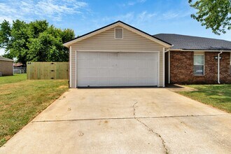 Building Photo - 3 Bed 2 Bath duplex just minutes to I-49