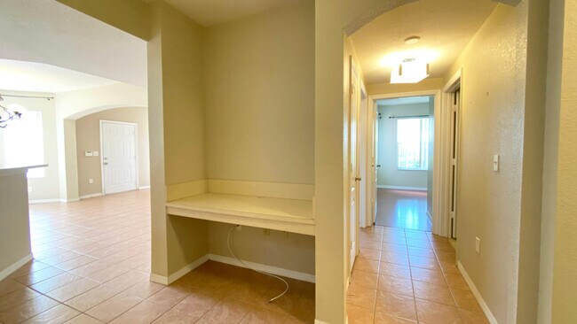 Building Photo - 118 SW Peacock Blvd