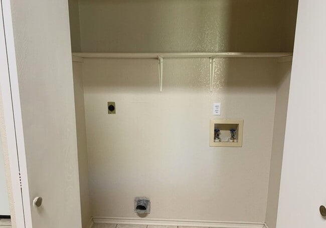 Building Photo - Lovely 3 bedroom 2 bath with Fireplace