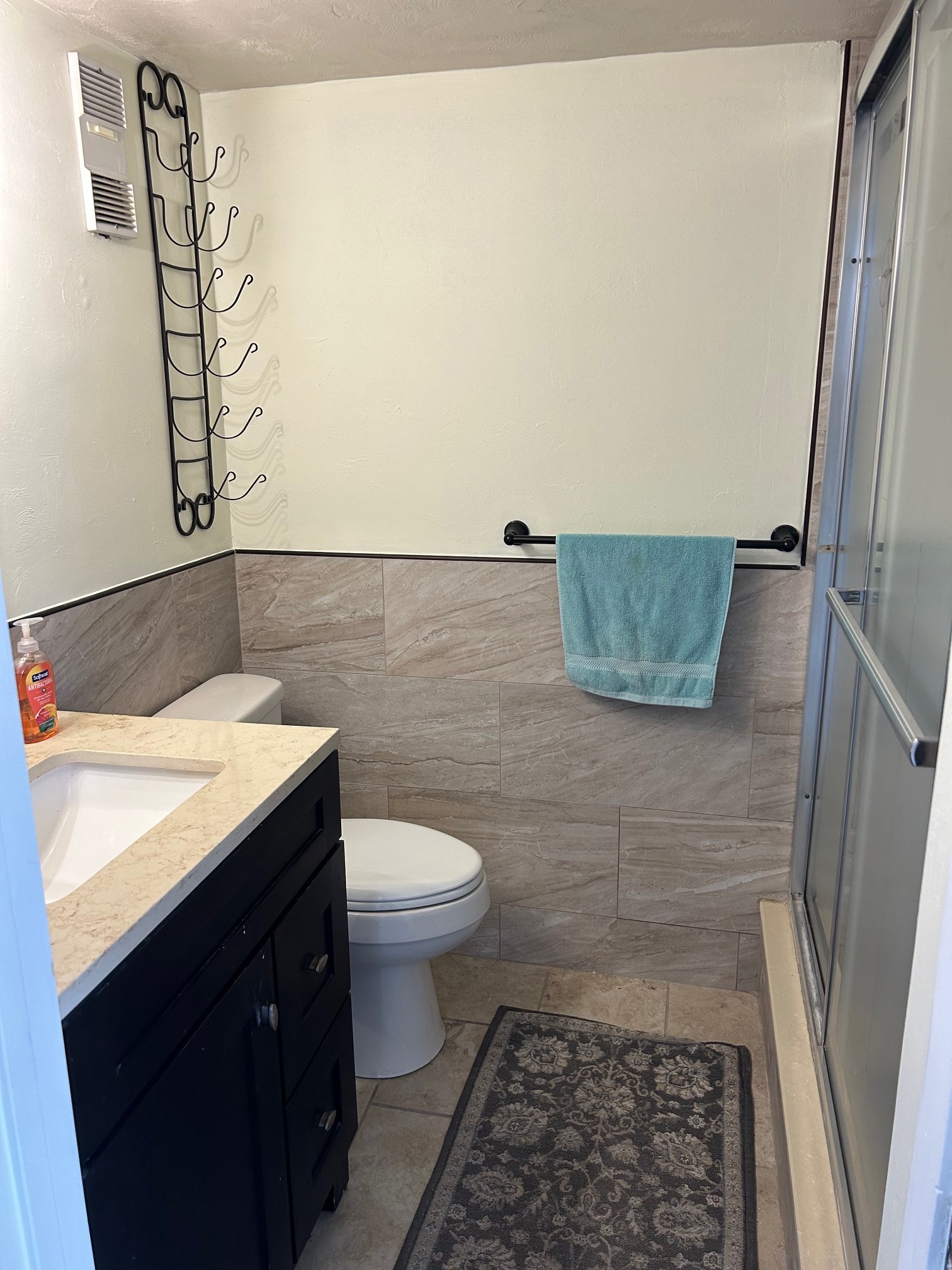 1st Floor Full Bath - 3333 S Ridgewood Ave