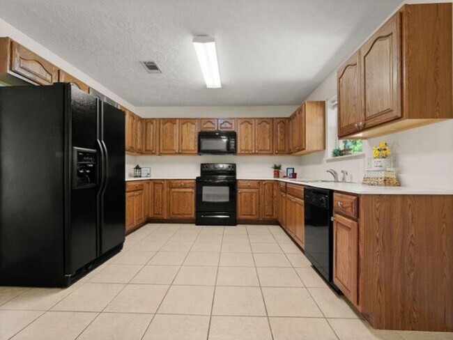 Building Photo - 122 Mayhaw St