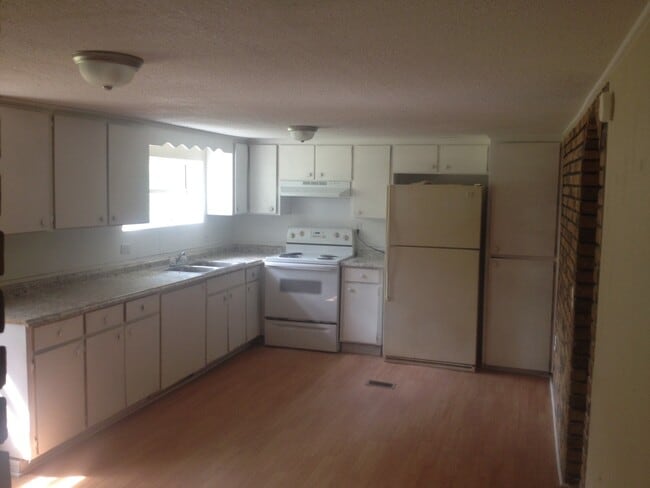 Building Photo - 3301 Diana Dr