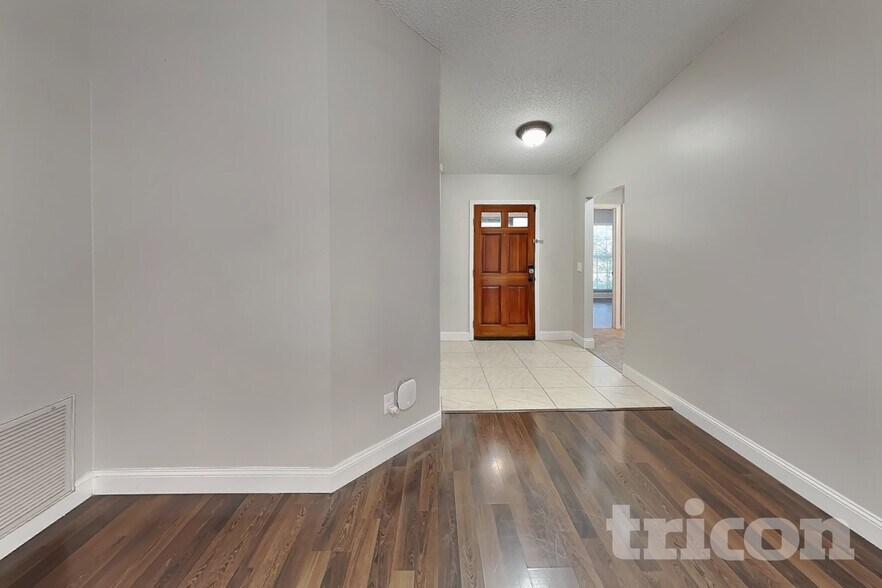 Building Photo - 1115 Hardwood Dr