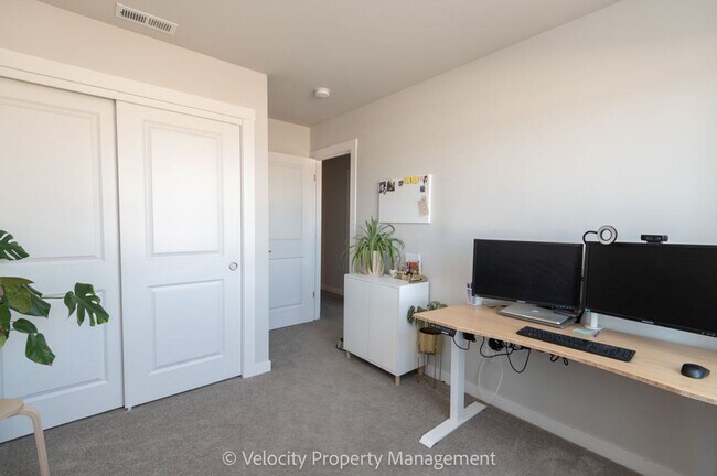 Building Photo - Light and Bright Townhome in NW Redmond!
