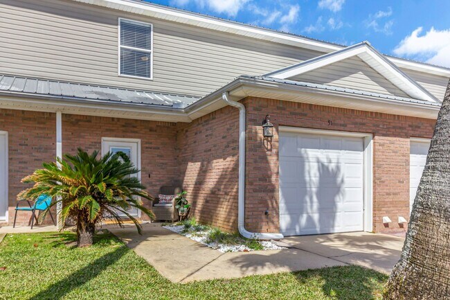 Building Photo - Destin 3 Bedroom Townhome with a Garage!