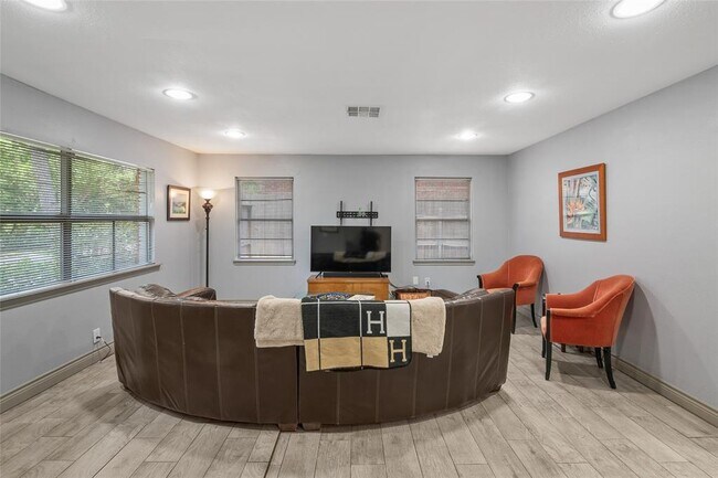 Building Photo - 6023 Pineshade Ln