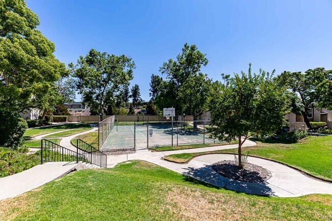 Building Photo - **LOOK NO FURTHER 3 BEDROOM TOWNHOME W/LAU...