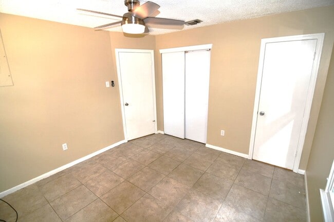 Building Photo - 3 bedroom, 1.5 bath home in quaint, well m...