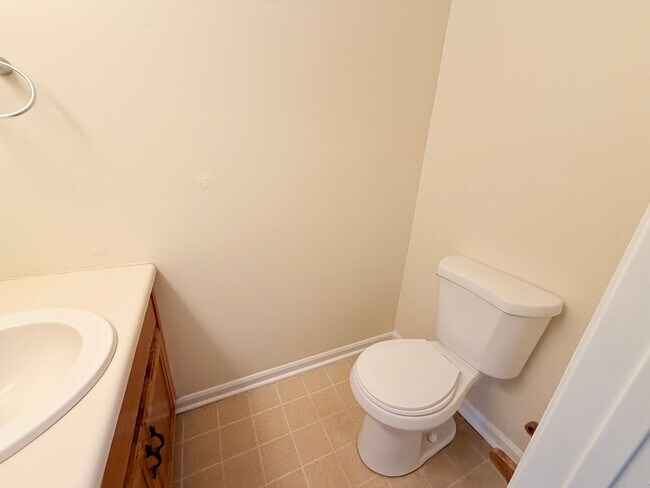 Building Photo - 2 Bedroom, 1 1/2 Bathrooms - Townhouse West Rome