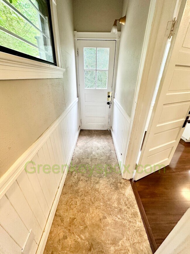 Building Photo - Huge Gorgeous 5 Bedroom 4 Bath Unit in SW ...
