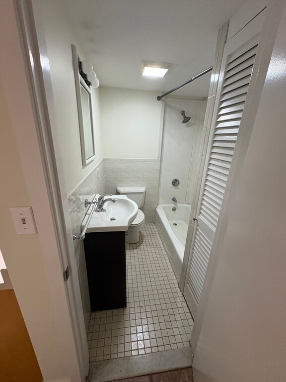 Building Photo - 3 Lewis St