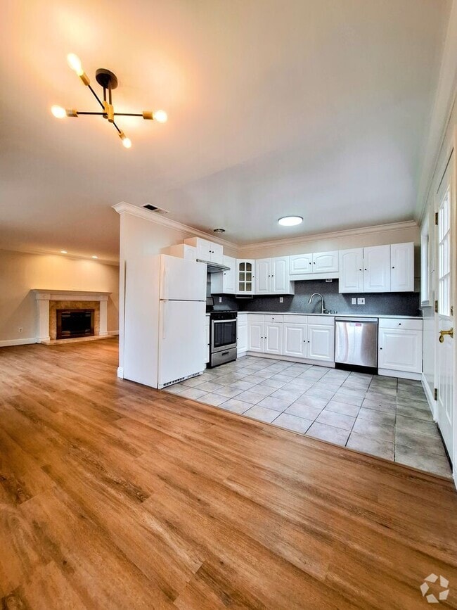 Building Photo - Beautiful Single Story House w/Low Mainten...