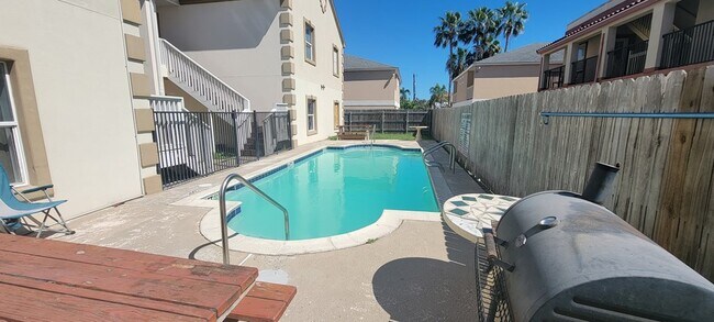 Building Photo - 107 E Bahama St