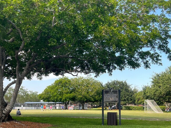 Building Photo - Fantastic, Weston Waterfront 3/2 PLUS Office in Gated Savanna