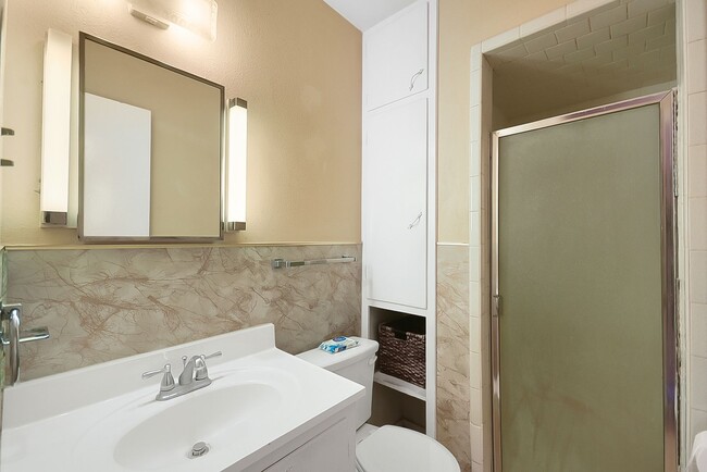 Building Photo - Charming 2-Bed Retreat Near Landa Park & t...