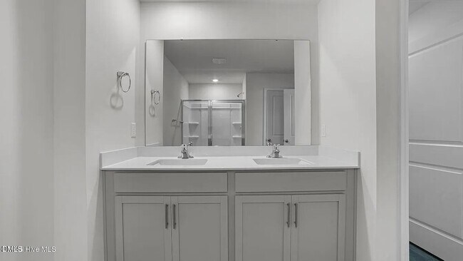 Building Photo - 286 Palm Dr