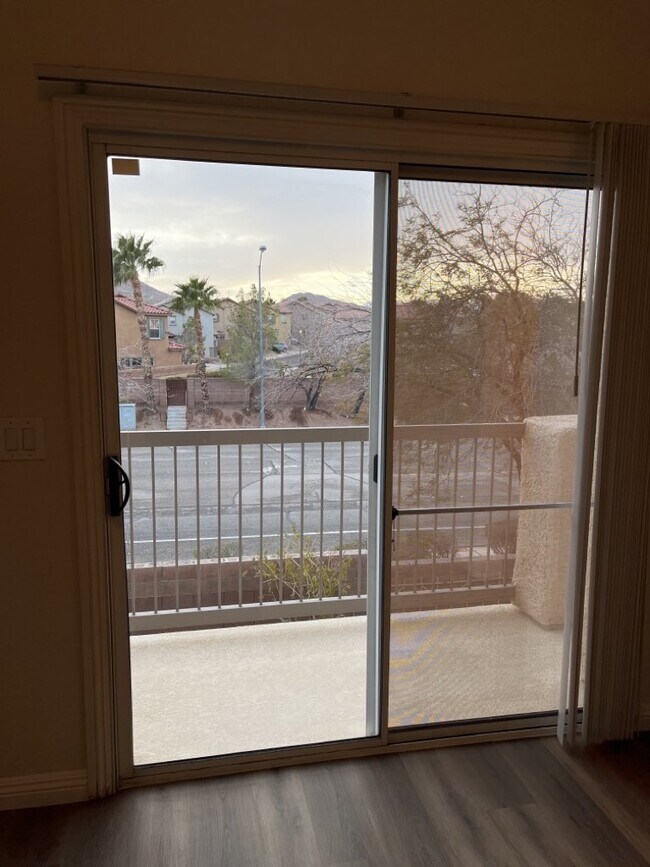 Building Photo - SPACIOUS 3-BEDROOM 2 1/2 BATH TOWNHOME IN GATED COMMUNITY